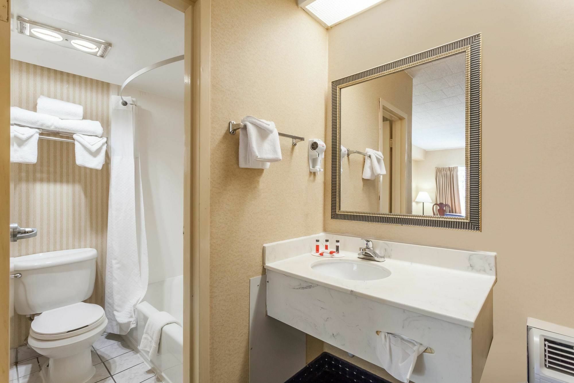 Howard Johnson By Wyndham College Park Exterior foto