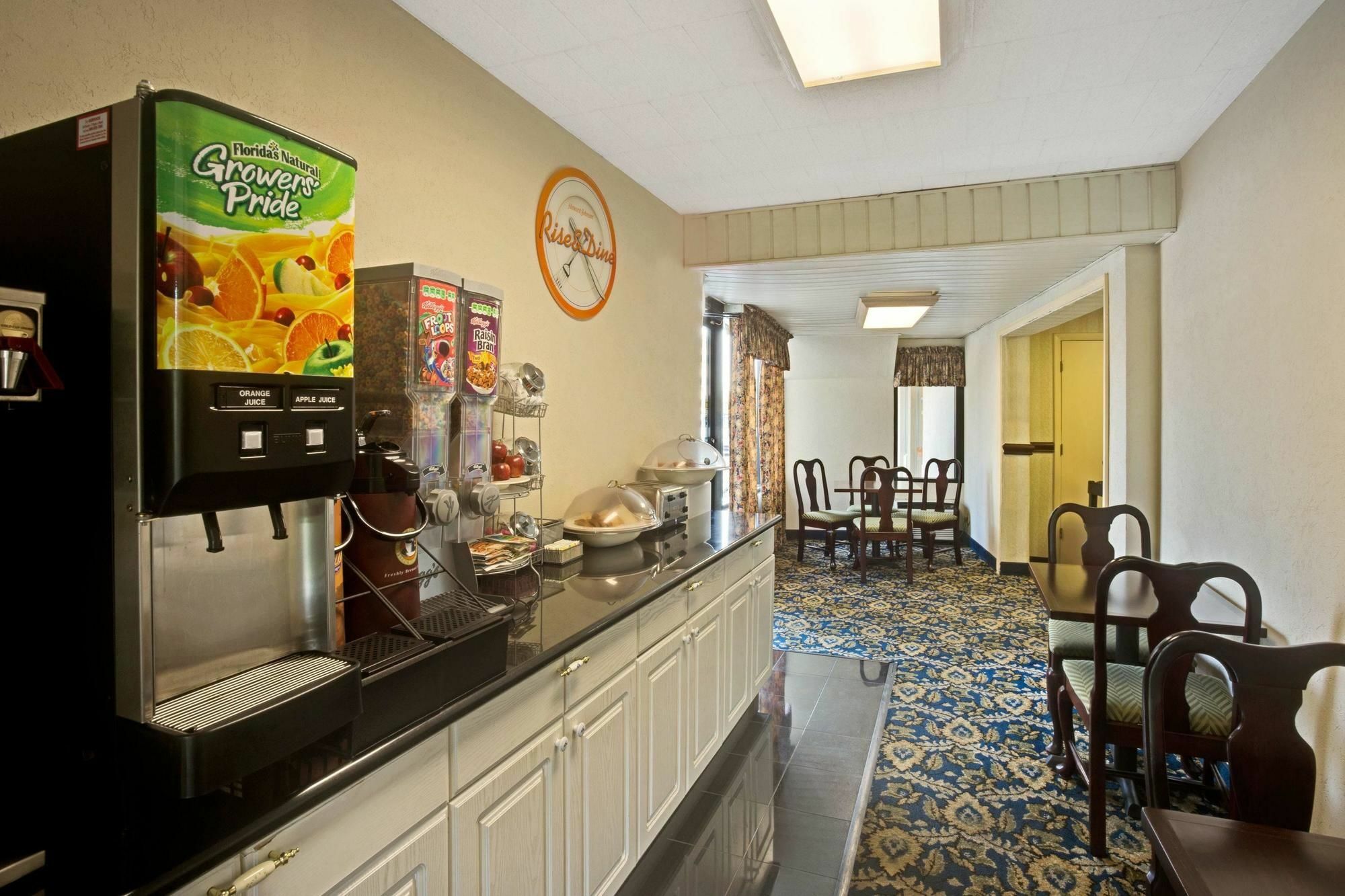 Howard Johnson By Wyndham College Park Exterior foto